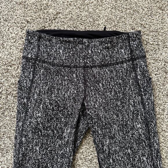 Lululemon black & white pattern mesh panel leggings size 6 - Picture 3 of 12
